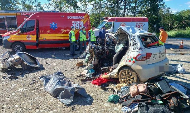 Taxista de  Fraiburgo e  passageira morrem após colisão contra carreta no Vale do Itajaí